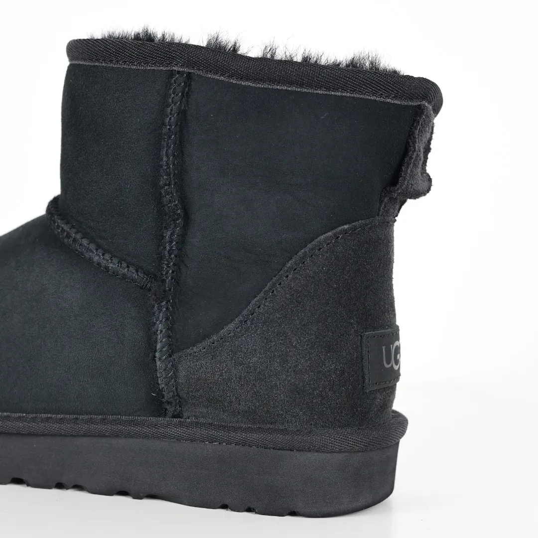 Pick up locally 💰540 Core recommendation Good price Cashmere insoles are a very suitable choice for keeping warm in winter and at home. In the new year, uug launched a series of styles, which are partial to the preferences of young consumers and have also moved to the forefront of fashion trends. Shoe body material Water-repellent coated suede upper 17mm UGGPURE™ implanted wool insole Lightweight non-slip comfortable rubber outsole With brand LOGO Trademark Comes with a full set of packaging Size: 35 36 37 38 39 40 41 42 43 44
